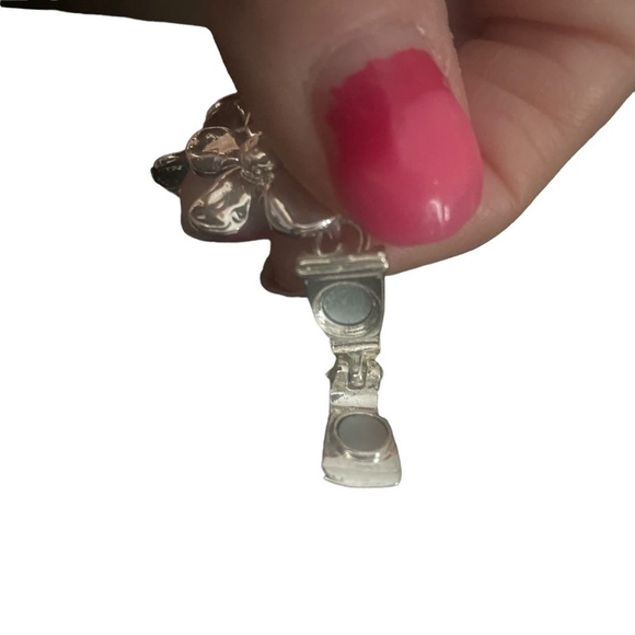 Metal hammered Flower Magnetic Bracelet - Picture 8 of 10